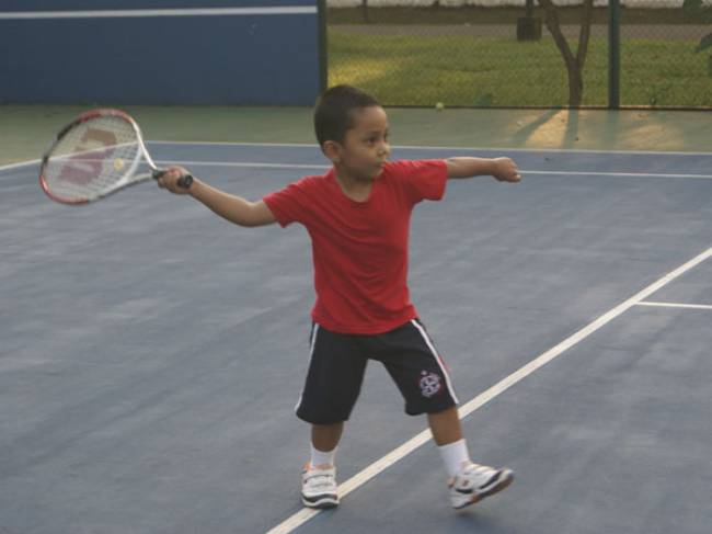 Ferry (Jakarta) Umur 4 tahun sudah bisa Rally - Calon juara karena Berbakat. Dan saat ini sudah berlatih di camp tennis Florida USA.