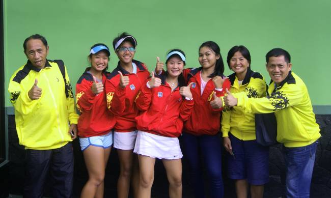 Foto bersama Team PON tenis putri Kalimantan Utara (Kaltara) pada ajang PON XIX JABAR (2016). (Dari kiri) Bunge Nahor, Shamir Azzahra, Putri Sanjungan, Valencia Sudibyo, Jessica, Luciana Lolong, Pak Maulana. 