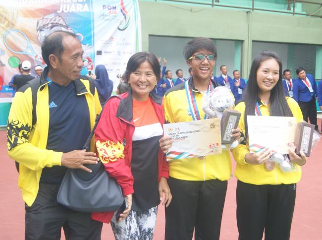 MEDALI PERUNGGU - Foto bersama Pelatih setelah penyerahan medali. (Dari kiri) Bunge Nahor, Luciana Lolong (Pelatih Team Putri), Valencia Sudibyo & Putri Sanjungan